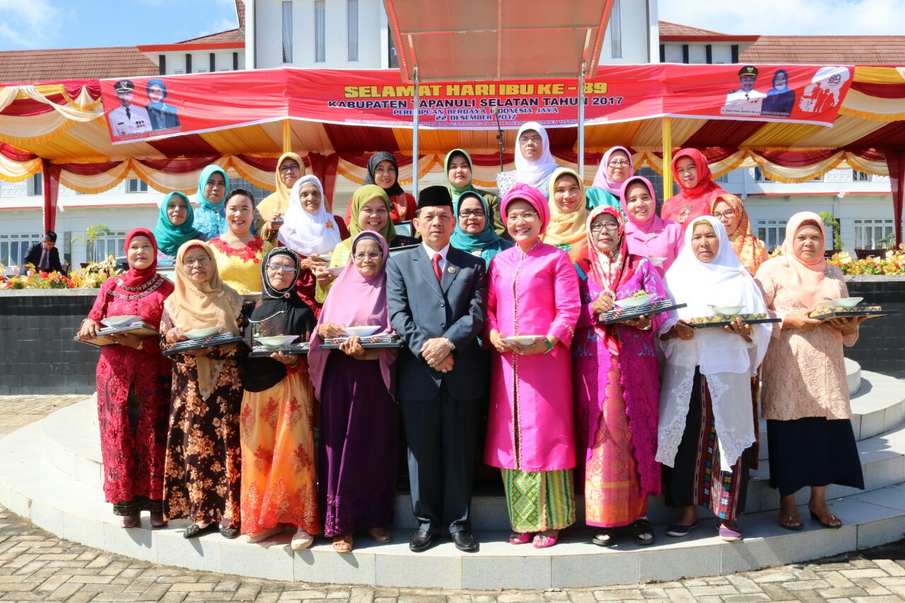 Gelar Upacara Peringatan Hari Ibu Ke-89, Bupati Tapsel Serahkan Piagam dan Sertifikat Untuk Perempuan Hebat Di Tapsel